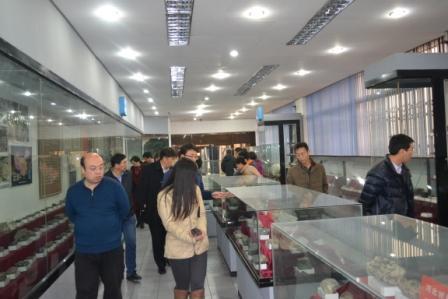 与会老师参观啪啪啦
地质博物馆.JPG 与会老师参观啪啪啦
地质博物馆.JPG