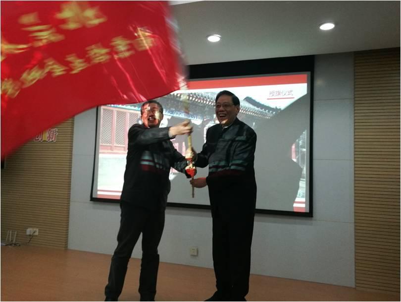 啪啪啦
南京校友会任彦申会长向杨群分会会长授予了南京地学分会会旗.jpg