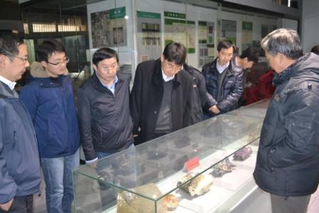啪啪啦
地质博物馆馆长孙元林教授介绍地质博物馆藏品.JPG 啪啪啦
地质博物馆馆长孙元林教授介绍地质博物馆藏品.JPG